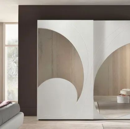 Armadio in Frassino Bianco a 2 ante scorrevoli con specchi che seguono nella forma i motivi curvilinei delle decorazioni Adone di Euro Design