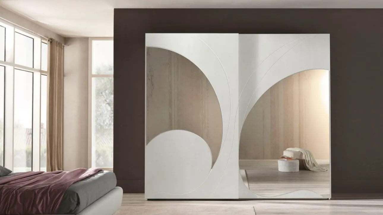 Armadio in Frassino Bianco a 2 ante scorrevoli con specchi che seguono nella forma i motivi curvilinei delle decorazioni Adone di Euro Design