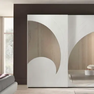 Armadio in Frassino Bianco a 2 ante scorrevoli con specchi che seguono nella forma i motivi curvilinei delle decorazioni Adone di Euro Design