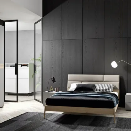 Armadio con ante scorrevoli in laccato opaco con fascia decorativa orizzontale in legno e maniglia integrata Partition di Mab