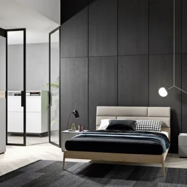 Armadio con ante scorrevoli in laccato opaco con fascia decorativa orizzontale in legno e maniglia integrata Partition di Mab