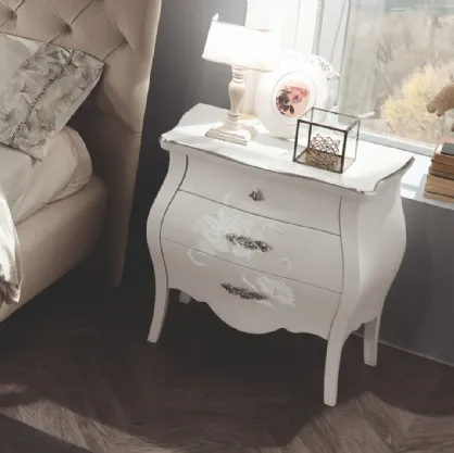 Comodino dalla forma bombata con decoro floreale e maniglia argentata Aurora di Euro Design