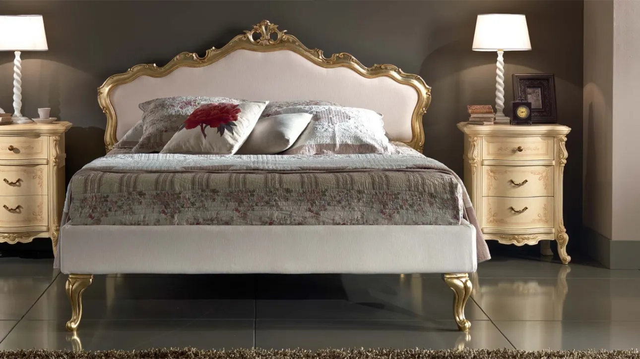 Comodino classico con decori Bellini Patinato di Euro Design