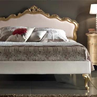 Comodino classico con decori Bellini Patinato di Euro Design