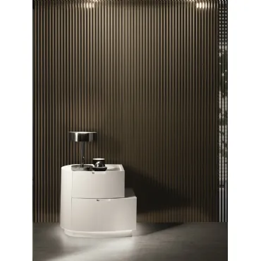 Comodino con cassetti curvi sfalsati e luce a led nello zoccolo Dolcevita Bianco di Euro Design