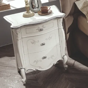 Comodino in legno laccato con decori e maniglie in argento Ermes di Euro Design