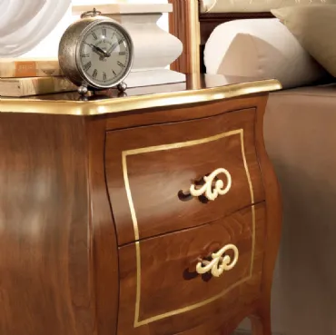 Comodino con decorazioni fatte a mano in foglia d'oro e maniglie dorate Alfieri Noce di Euro Design