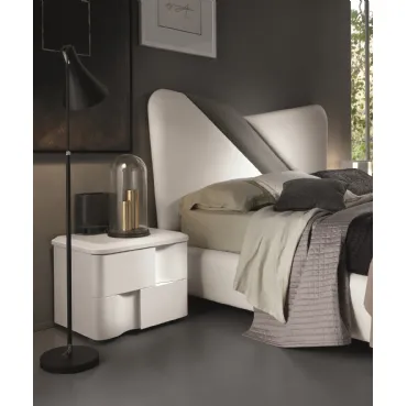 Comodino in frassino laccato bianco dalle forme morbide Levante di Euro Design