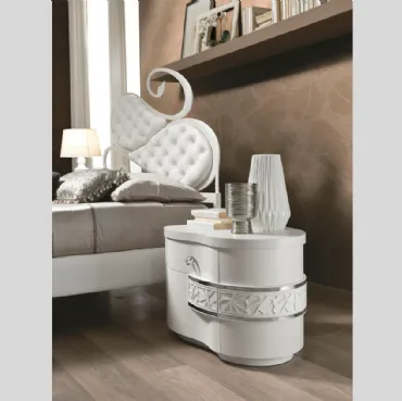 Comodino con cassetto centrale a onda, con fascia in acciaio, movimentato da un delicato motivo a rilievo Nuvola di Euro Design