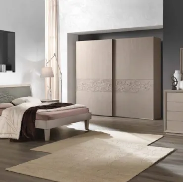 Letto Artemide con testiera in ecopelle con dettaglio floreale che riveste la struttura in Frassino Grigio di Euro Design