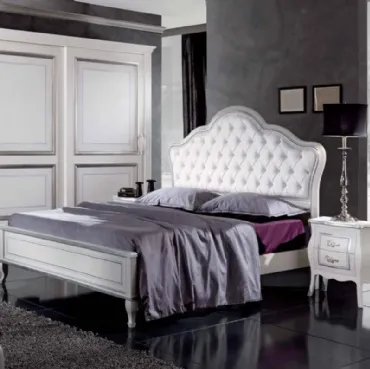 Letto in legno con inserti argentati con testiera in ecopelle impreziosita da bottoni Swarovski Enea di Euro Design