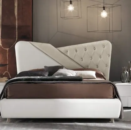 Letto con testiera in ecopelle bianca e tortora, impreziosita da cristalli Swarovsky Levante Capitonné di Euro Design