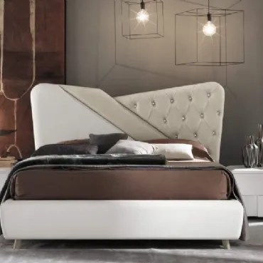 Letto con testiera in ecopelle bianca e tortora, impreziosita da cristalli Swarovsky Levante Capitonnè di Euro Design