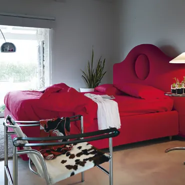 Letto imbottito con testiera sagomata Sophie Modern di Noctis
