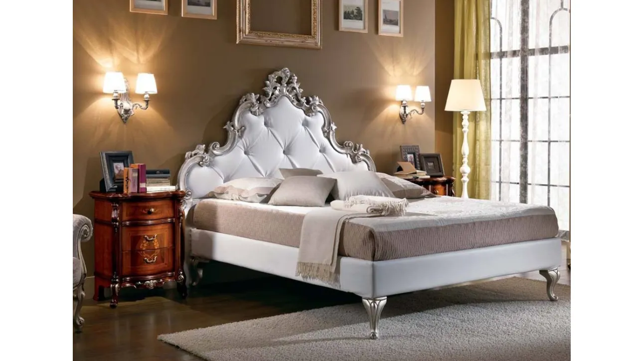 Letto classico imbottito con testata lavorata in foglia argento Ulisse di Euro Design