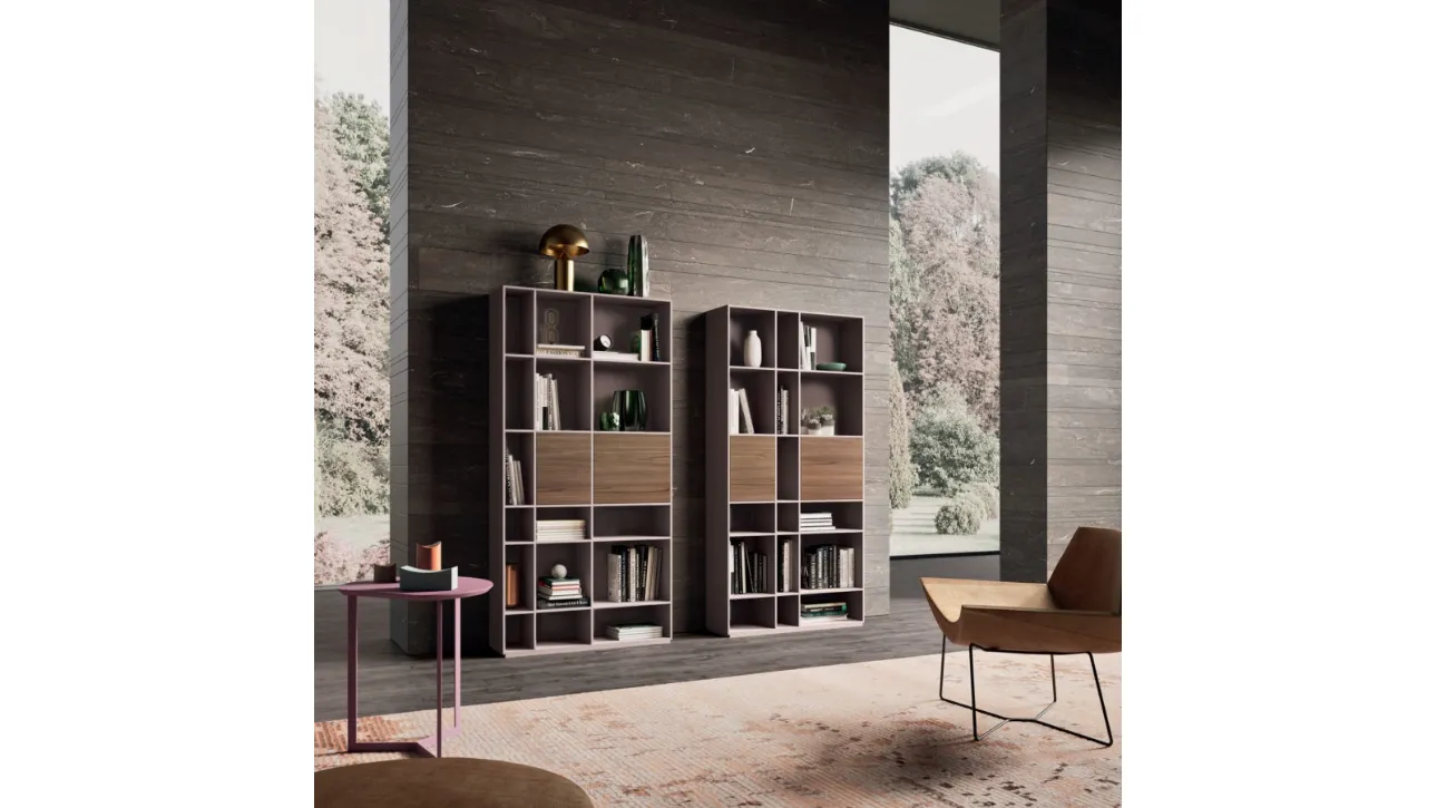 Libreria a muro in laccato opaco ortensia e materico finitura frassino cuoio di Orme