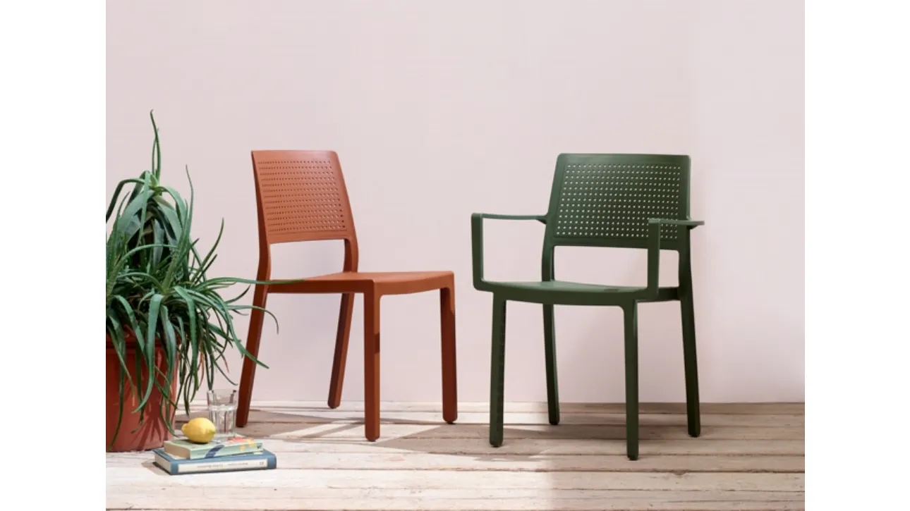 Sedia sobria dalle linee essenziali e comoda con struttura interamente in tecnopolimero Emi di Scab Design