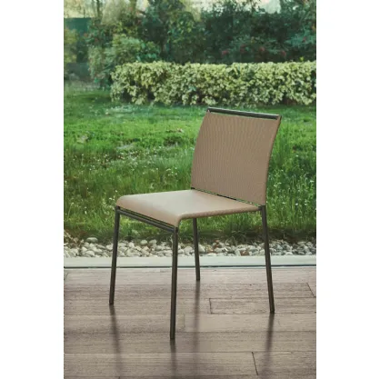 Sedia impilabile Lola Outdoor con struttura in acciaio laccato per esterno con rivestimento in Texplast di Ingenia