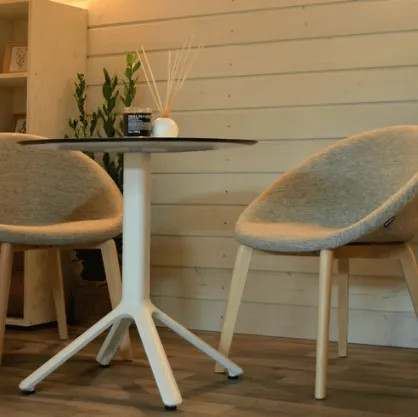 Sedia Giulia con gambe in legno Pop di Scab Design