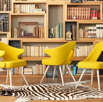 Sedia con e senza braccioli con gambe in legno e scocca in tessuto imbottito You & Me di Scab Design