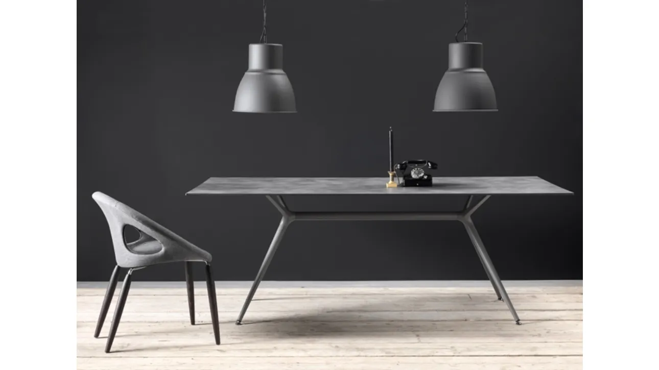 Tavolo con base in acciaio con top in laminato Metropolis XL di Scab Design