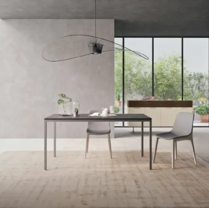 Tavolo con piano in marmo e basamento laccato Tufo Slim 01 di Orme