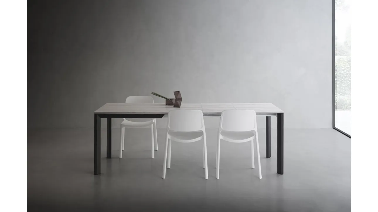 Tavolo allungabile con gambe in alluminio e piano in laminato Ricky Super Quadrato di La Primavera