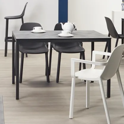 Tavolo in acciaio verniciato con top effetto cemento Mirto Scab Design