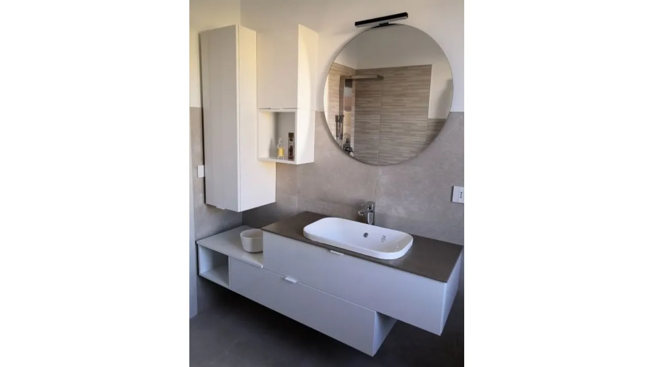 Bagno con mobile asimettrico