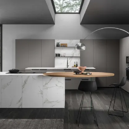 Cucina Moderna con isola Cuka composizione 06 in laccato opaco e laminato effetto marmo Di Iorio