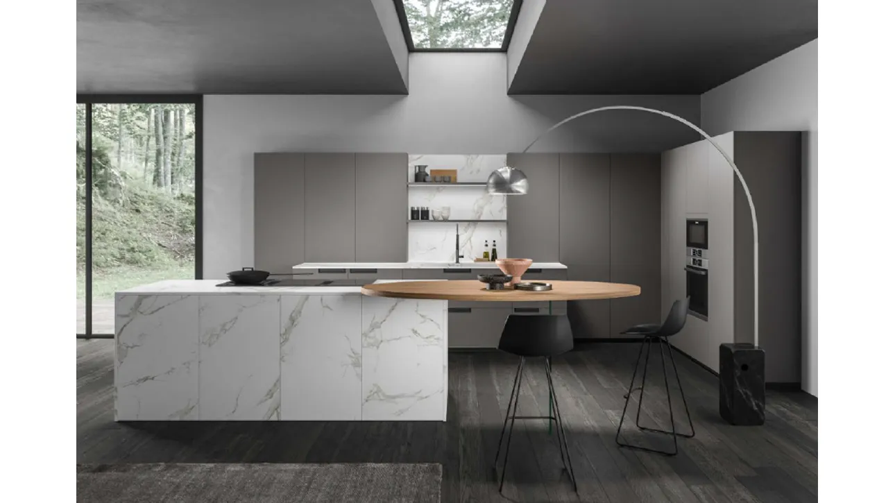 Cucina Moderna con isola Cuka composizione 06 in laccato opaco e laminato effetto marmo Di Iorio