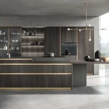 Cucina Moderna con isola Cuka composizione 08 in legno impiallacciato con particolare in laccato effetto metallo di Di Iorio