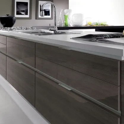Cucina Moderna con isola Brezza composizione 10 di Di Iorio