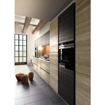 Cucina Moderna lineare Mood 02 realizzata in abete massello spazzolato a tre strati con venature orizzontali, e in finitura laccato opaco liscio di Fratelli Mirandola