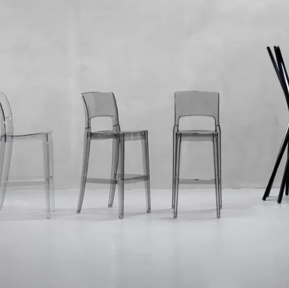 Sgabello con struttura in policarbonato disponibile nella variante trasparente o trasparente fumé Isy di Scab Design