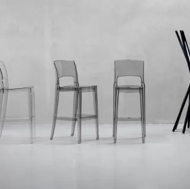 Sgabello con struttura in policarbonato disponibile nella variante trasparente o trasparente fumé Isy di Scab Design