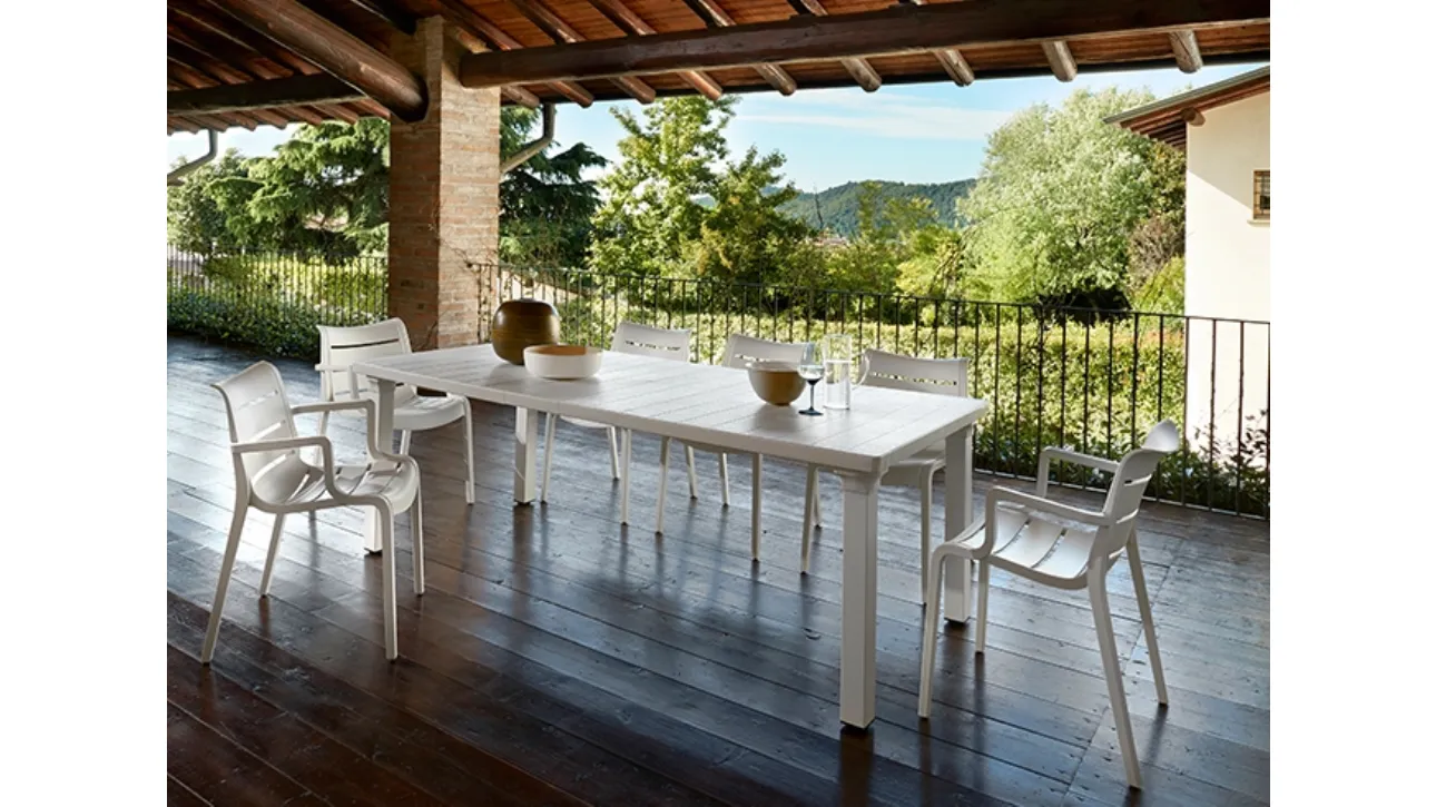 Tavolo da giardino in tecnopolimero a effetto doghe e gambe in alluminio verniciato Per3 di Scab Design