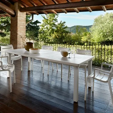 Tavolo da giardino in tecnopolimero a effetto doghe e gambe in alluminio verniciato Per3 di Scab Design