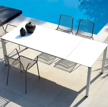Tavolo allugabile da esterno in metallo verniciato Pranzo 160/210 di Scab Design