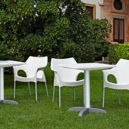 Tavolino in tecnopolimero con base in alluminio Dodo di Scab Design