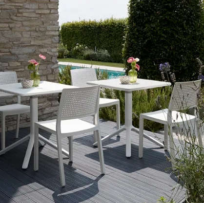 Tavolino quadrato con piano reclinabile e affiancabile con base in alluminio Eco di Scab Design