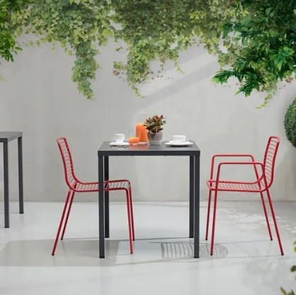 Tavolino e sedie da giardino con o senza braccioli in acciaio zincato e verniciato nero Summer di Scab Design