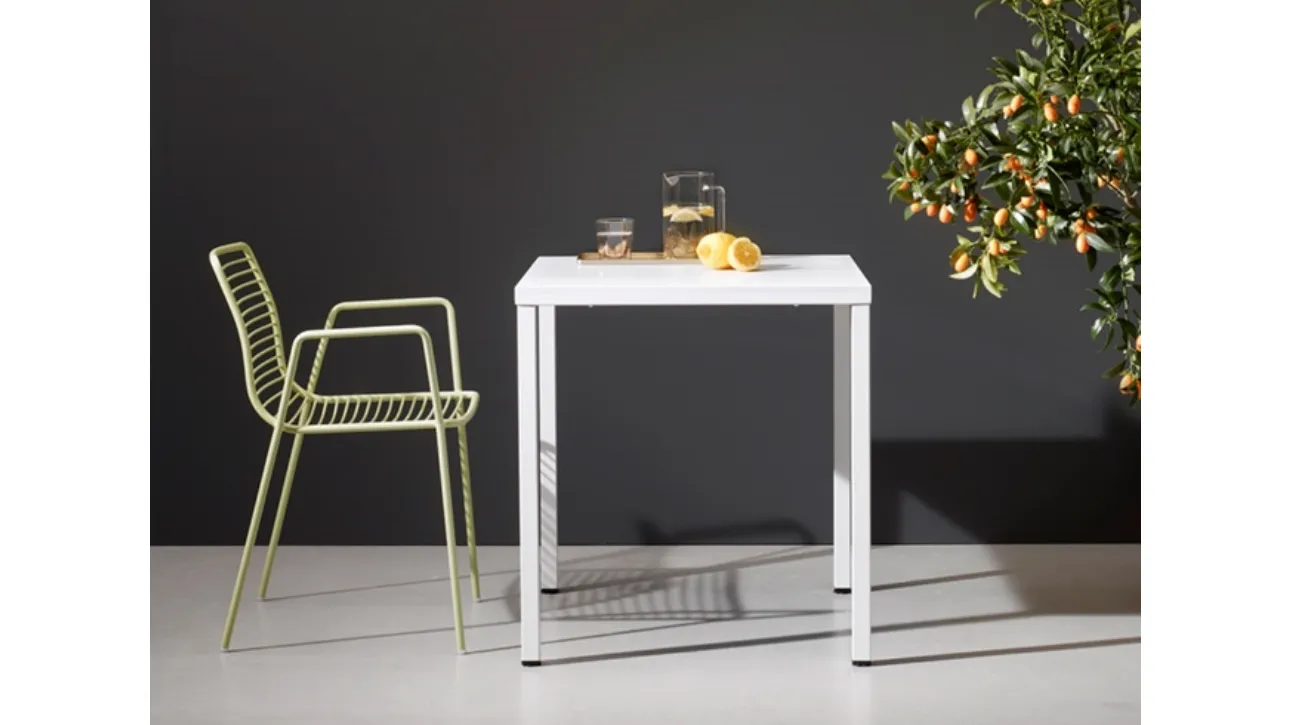 Tavolino da giardino con sedia in acciaio zincato e verniciato bianco Summer di Scab Design
