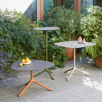 Tavolini da giardino in metallo con top in laminato Tripé di Scab Design
